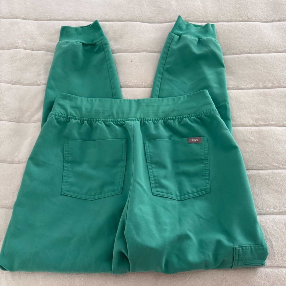 FIGS Surgical Green Scrub Set - Picture 6 of 9